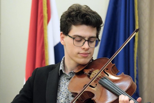 Alex Monro playing solo at Croatian Embassy, 2025. Photo by Peter Hislop.