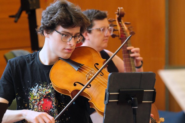 Alex Monro playing tenor viola in Apeiron Baroque Splatterfest 2025. Photo by Peter Hislop